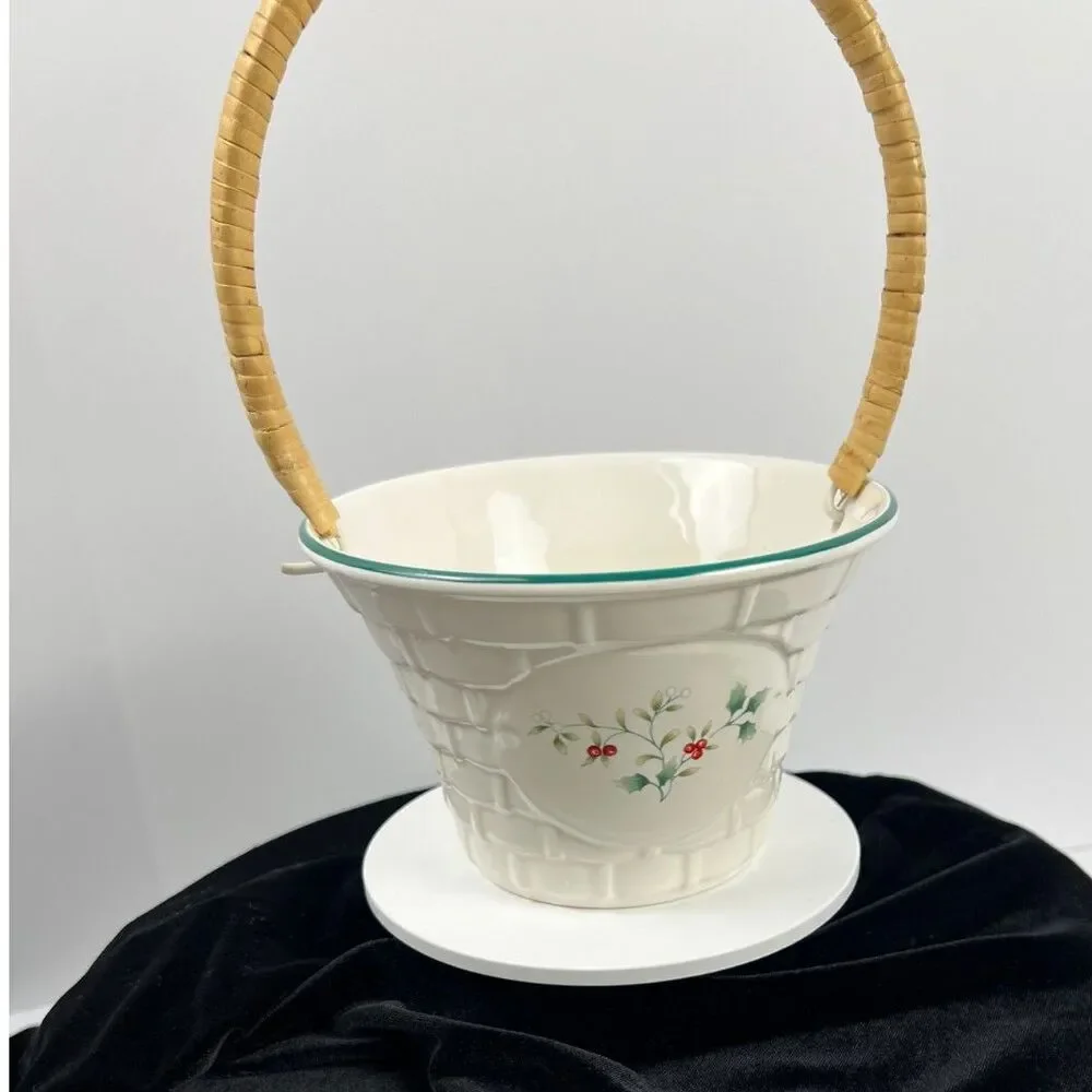 Vintage Pfaltzgraff Winterberry Basketweave Basket Bamboo Handle 1994 Christmas